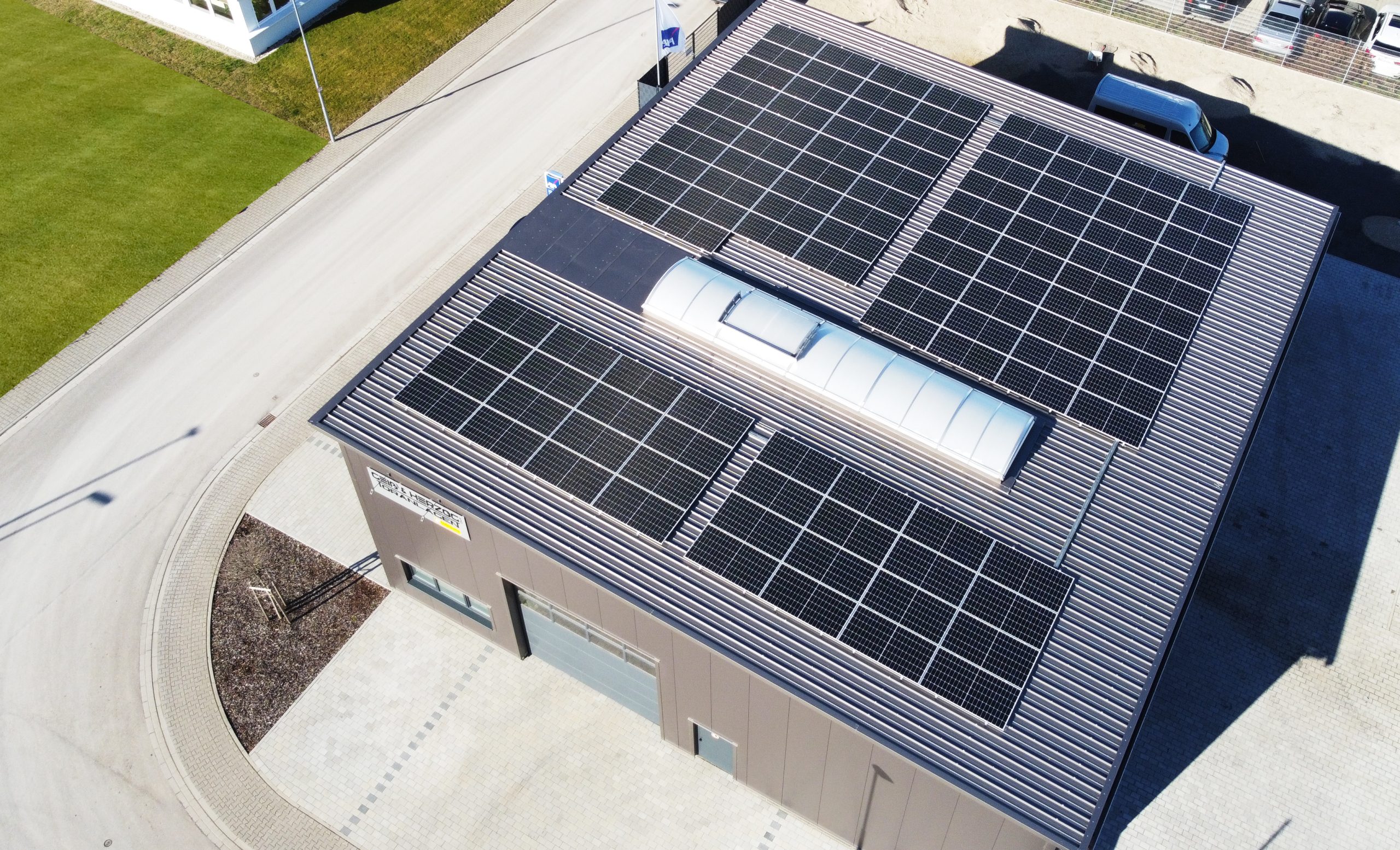 Photovoltaikanlage der AXA Regionalvertretung Mümmler und Geiß & Herzog GbR Photovoltaikanlage der AXA Regionalvertretung Mümmler und Geiß & Herzog GbR